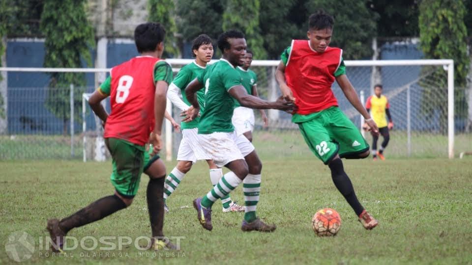 Ibrahim Conteh (tengah) berebut bola dengan pemain SSB Ragunan.